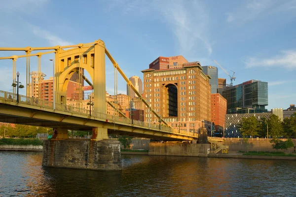 Rönesans Pittsburgh Oteli ve Roberto Clemente Köprüsü. Pittsburgh, Pennsylvania