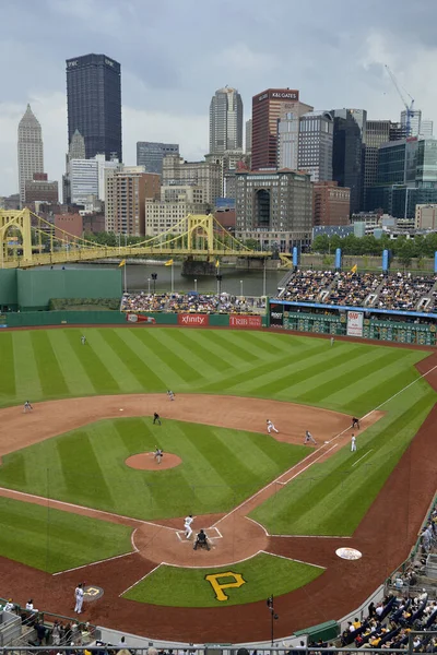 Los Piratas Pittsburgh Jugando Juego Pnc Park Con Centro Pittsburgh — Foto de Stock