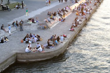 Seine nehrinin kıyısında, Paris, Ile-de-France, Fransa