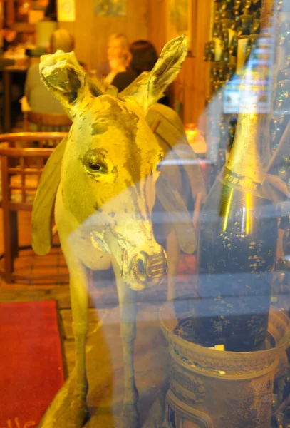 Window display in a Paris restaurant, Paris, Ile-de-France, France