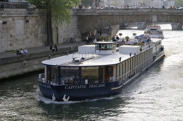 Gezici gemi kaptanı Fracasse, Seine Nehri, Paris, Ile-de-France, Fransa