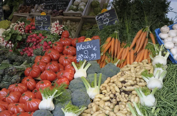 Paris 'te bir markette taze sebzeler, Paris, Ile-de-France, Fransa