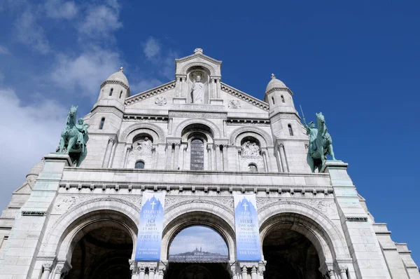 Kral Saint Louis 'in Binicilik Heykeli ve Saint Joan of Arc' ın Binicilik Heykeli, Basilique du Sacre-Coure, Paris, Ile-de-France, Fransa