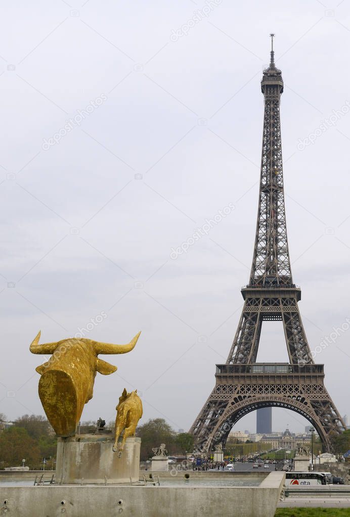 Bull Sculpture and the Eiffel Tower, The Trocadero, Palais de Chaillot, Paris, Ile-de-France, France
