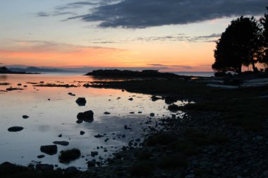 Günbatımında Rocky Sahili, Lahana Adası, Güney Körfezi Adaları, Britanya Kolumbiyası, Kanada
