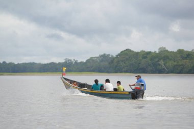 Rio Napo, Orellana, Ekvador 'da yolcu gemisi
