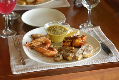 La Selva Amazon Orman Lodge, Orellana, Ekvador 'da akşam yemeği için et seçimi