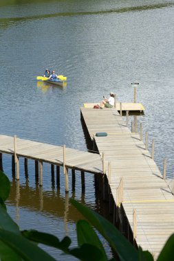 Garzacocha Gölü, Orellana, Ekvador 'da dinlenen ve kano yapan insanlar