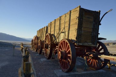 Harmony Borax Works, Ölüm Vadisi, Kaliforniya 'da 20 adet maden arabası.