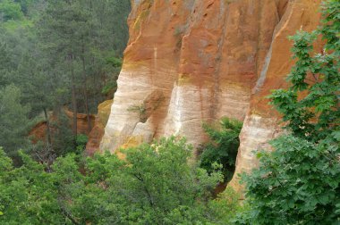 Roussillon, Roussillon, Vaucluse, Provence-Alpes-Cote d 'Azur kasabasının aşağısındaki kayalıklar.