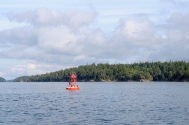 Conover Koyu, Wallace Adası, Körfez Adaları, Britanya Kolumbiyası, Kanada girişindeki resifi gösteren seyir şamandırası.