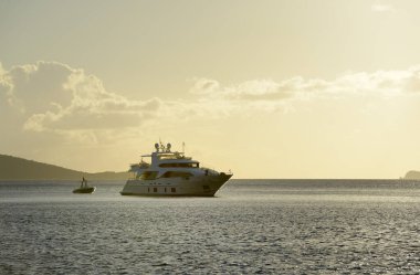 Ocean Drive, bir Delfino 93 yatı White Bay, Peter Island, British Virgin Adaları 'nda demirlemiş.