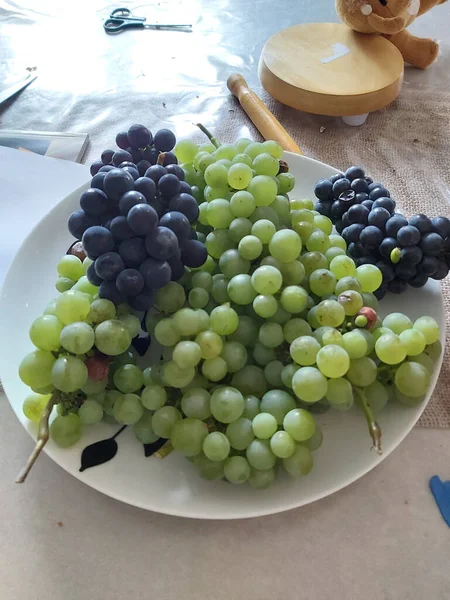 Evde yetişen meyve ve sebzeler tezgahın üzerinde duruyor.