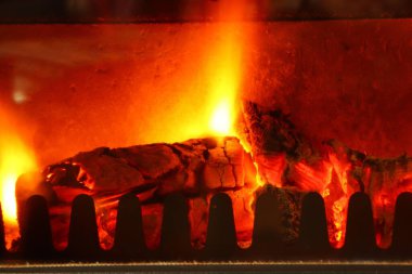 Soğuk bir akşamda yanan şömine