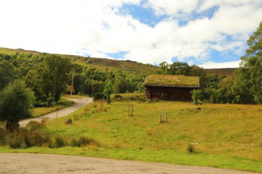 İskoçya tepelerindeki Eko-kütük kulübesi 