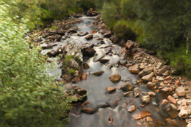 İskoçya 'nın tepelerinde su akıyor. 