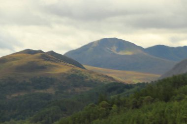 İskoçya 'nın tepelerinden derelere, nehirlere ve göllere bir manzara