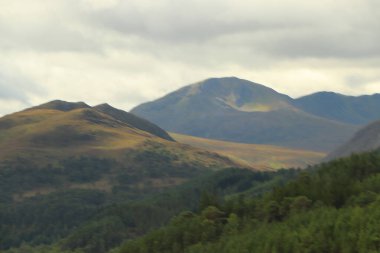 İskoçya 'nın tepelerinden derelere, nehirlere ve 