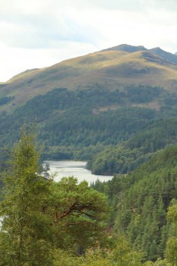 İskoçya 'nın tepelerinden derelere, nehirlere ve göllere bir manzara
