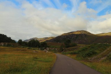 Glen Strathfarrar 'dan geçen yol 