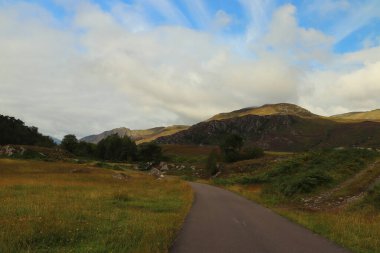 Glen Strathfarrar 'dan geçen yol 