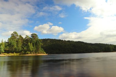 Beannacharan Gölü 'nde geziniyor. 