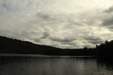 Beannacharan Gölü 'nde geziniyor. 