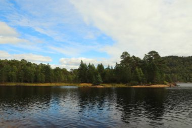 Beannacharan Gölü 'nde geziniyor. 
