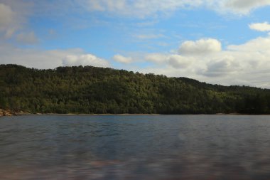 Beannacharan Gölü 'nde geziniyor. 