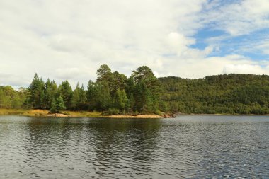 Beannacharan Gölü 'nde geziniyor. 
