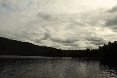 Beannacharan Gölü 'nde geziniyor. 