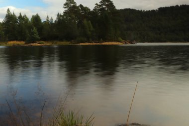 Beannacharan Gölü 'nde geziniyor. 