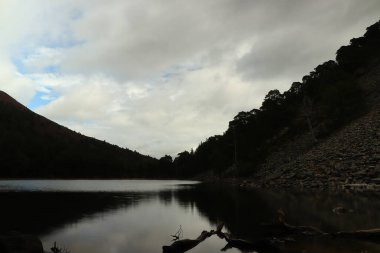 Cairngorm 'larla Yeşil Göl' ün etrafında dolaşıyorlar.