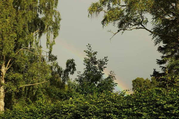 美丽的彩虹在高地的风暴之后划破了天空 — 图库照片