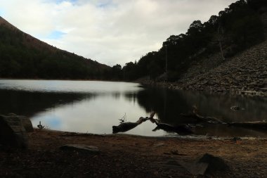 Cairngorm 'larla Yeşil Göl' ün etrafında dolaşıyorlar.