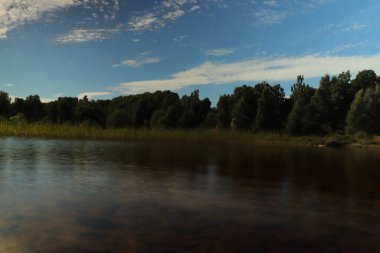 Yazın Loch Pityoulish 'de kürek çekmek