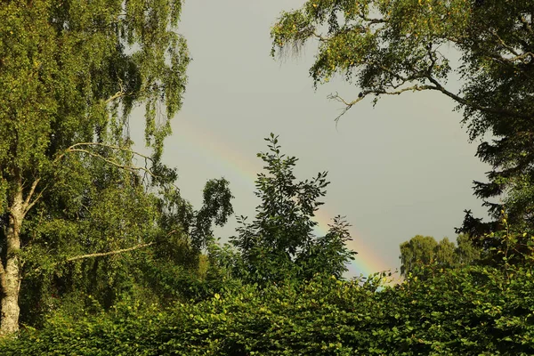 美丽的彩虹在高地的风暴之后划破了天空 — 图库照片