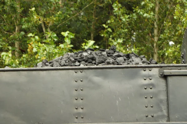满载煤的蒸汽机车在一条轨道上运行 穿过阴沟 — 图库照片