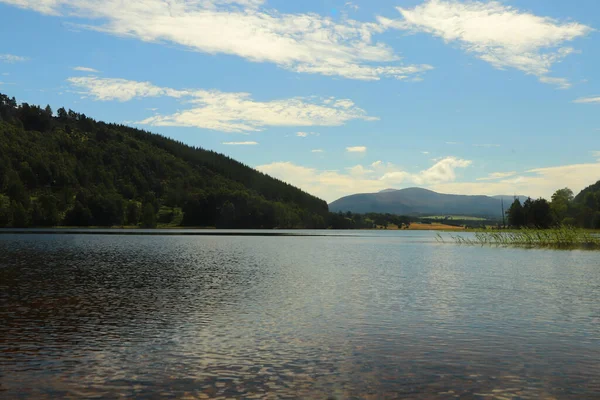 Remando Loch Pityoulish Verão — Fotografia de Stock