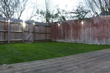 Çimenlikteki oyuncaklarla oynamak