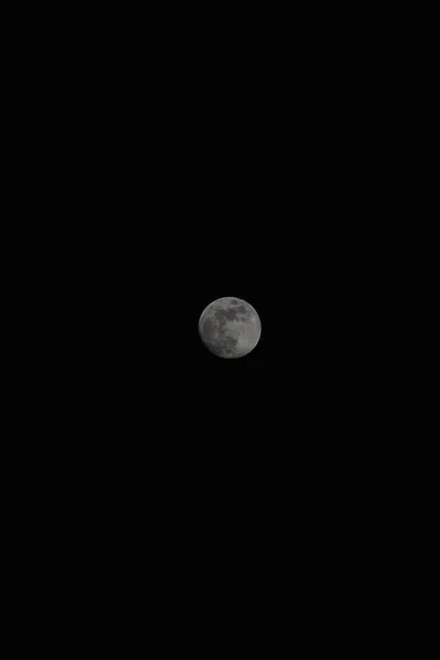 Ярко Сияющая Луна Безоблачном Ночном Небе — стоковое фото