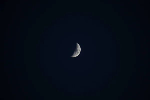 在无云的夜空中闪亮的月亮 — 图库照片