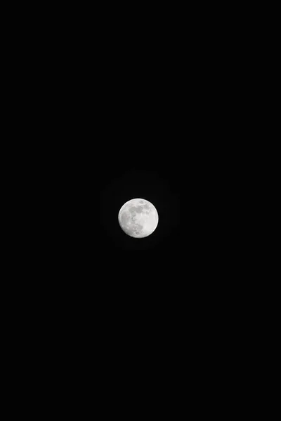 Lua Brilhando Brilhantemente Céu Noturno Sem Nuvens — Fotografia de Stock