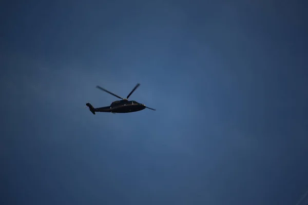 Klarblå Himmel Med Passagerare Som Flyger Genom Den — Stockfoto