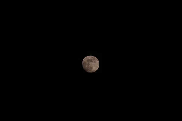 Helder Glanzende Maan Een Wolkenloze Nachtelijke Hemel — Stockfoto