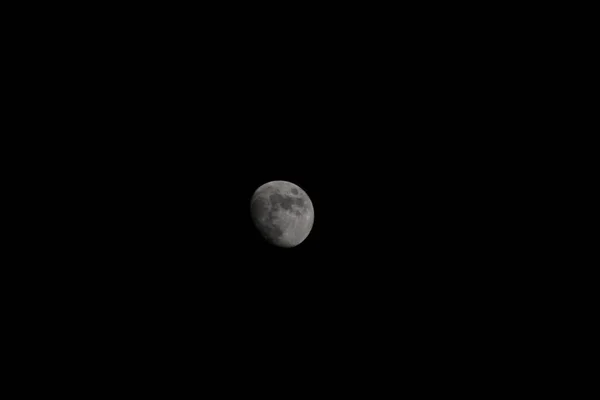 Helder Glanzende Maan Een Wolkenloze Nachtelijke Hemel — Stockfoto