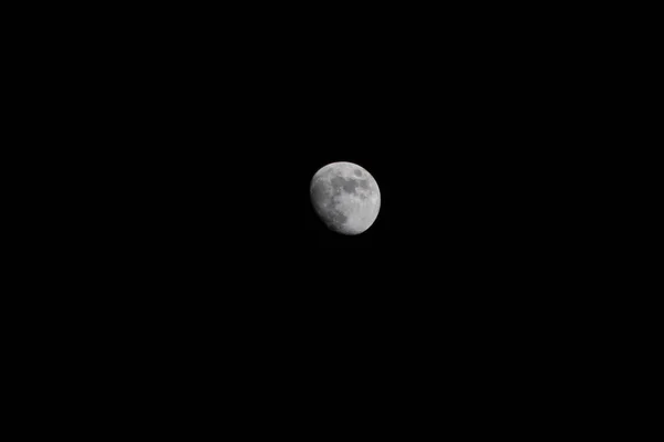 Helder Glanzende Maan Een Wolkenloze Nachtelijke Hemel — Stockfoto