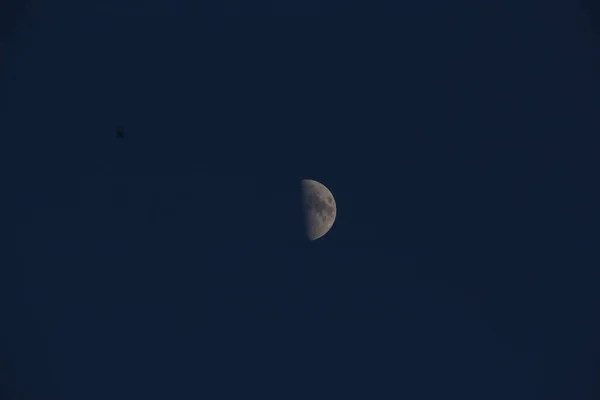 Lune Brillante Dans Ciel Nocturne Sans Nuages — Photo