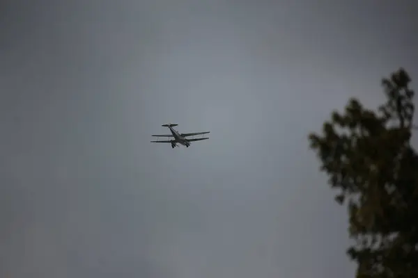 Ciel Bleu Clair Avec Des Passagers Qui Traversent — Photo