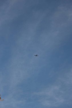 Yolcuların uçtuğu açık mavi bir gökyüzü.